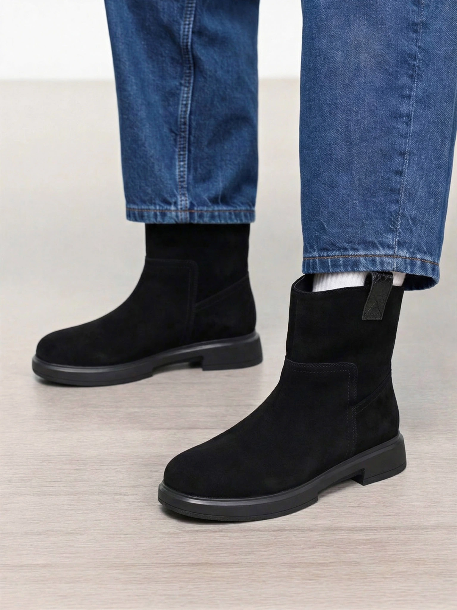 Ботинки черного цвета без застежки на среднем каблуке